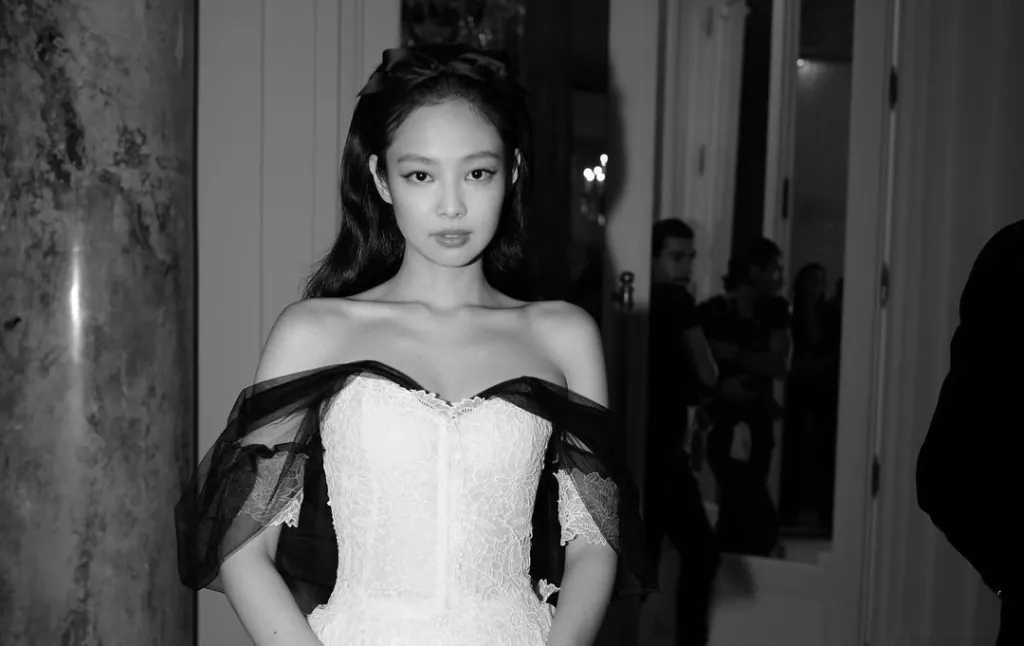 JENNIE tại Liên hoan phim Cannes 2023. Ảnh: Getty Images - JENNIE "mách" bạn các mẫu đầm body dự tiệc dễ mặc, tôn dáng cực đỉnh