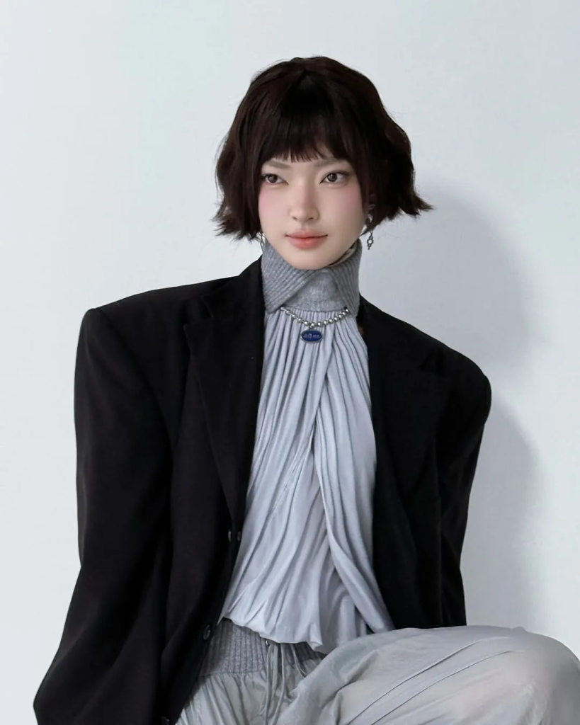 "Em xinh" Châu Bùi. Ảnh: @chaubui_ - Cách phối áo cổ cao chuẩn xu hướng như fashionista (Châu Bùi, Quỳnh Anh Shyn...)