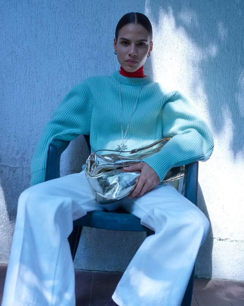 Ảnh: @jilsander - Cách phối áo cổ cao chuẩn xu hướng như fashionista (Châu Bùi, Quỳnh Anh Shyn...)