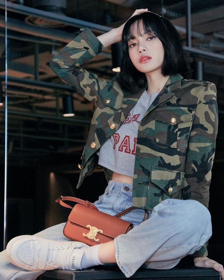 LISA (BLACKPINK). Ảnh: Instagram @lalalalisa_m - Họa tiết camo là gì? Học cách sao Hàn phối họa tiết camo làm "lớp ngụy trang" cá tính cho phong cách hàng ngày