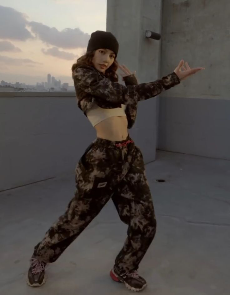 LISA (BLACKPINK). Ảnh: Instagram @lalalalisa_m - Họa tiết camo là gì? Học cách sao Hàn phối họa tiết camo làm "lớp ngụy trang" cá tính cho phong cách hàng ngày