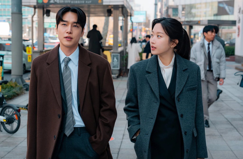 Ảnh: tvN - Moon Ga Young hóa nàng công sở thanh lịch trong “Law and the City” nhờ cách phối áo vest blazer nữ tinh tế