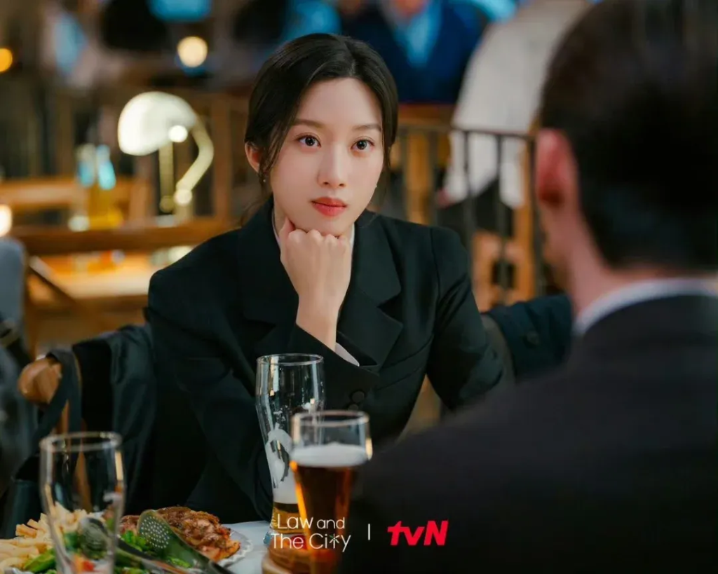Ảnh: tvN - Moon Ga Young hóa nàng công sở thanh lịch trong “Law and the City” nhờ cách phối áo vest blazer nữ tinh tế