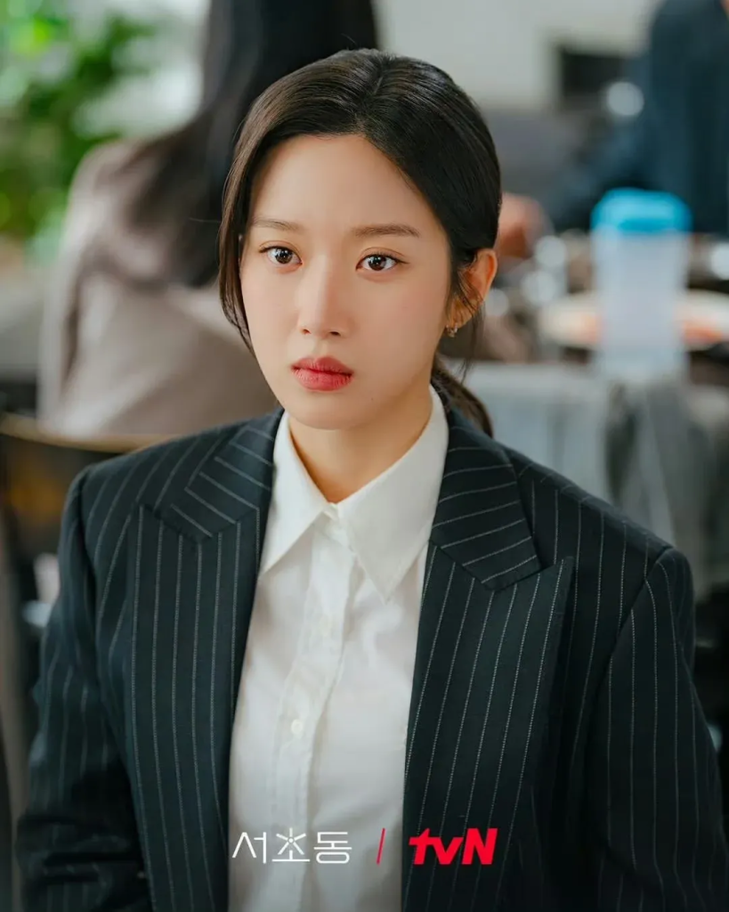 Moon Ga Young hóa nàng công sở thanh lịch trong “Law and the City” nhờ cách phối áo vest blazer nữ tinh tế