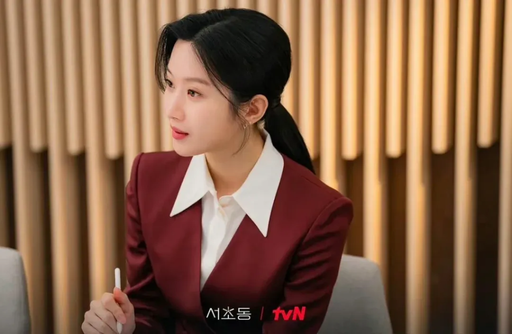 Ảnh: @tvn_drama - Moon Ga Young hóa nàng công sở thanh lịch trong “Law and the City” nhờ cách phối áo vest blazer nữ tinh tế