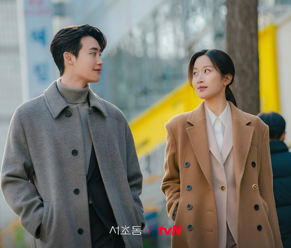 Moon Ga Young hóa nàng công sở thanh lịch trong “Law and the City” nhờ cách phối áo vest blazer nữ tinh tế