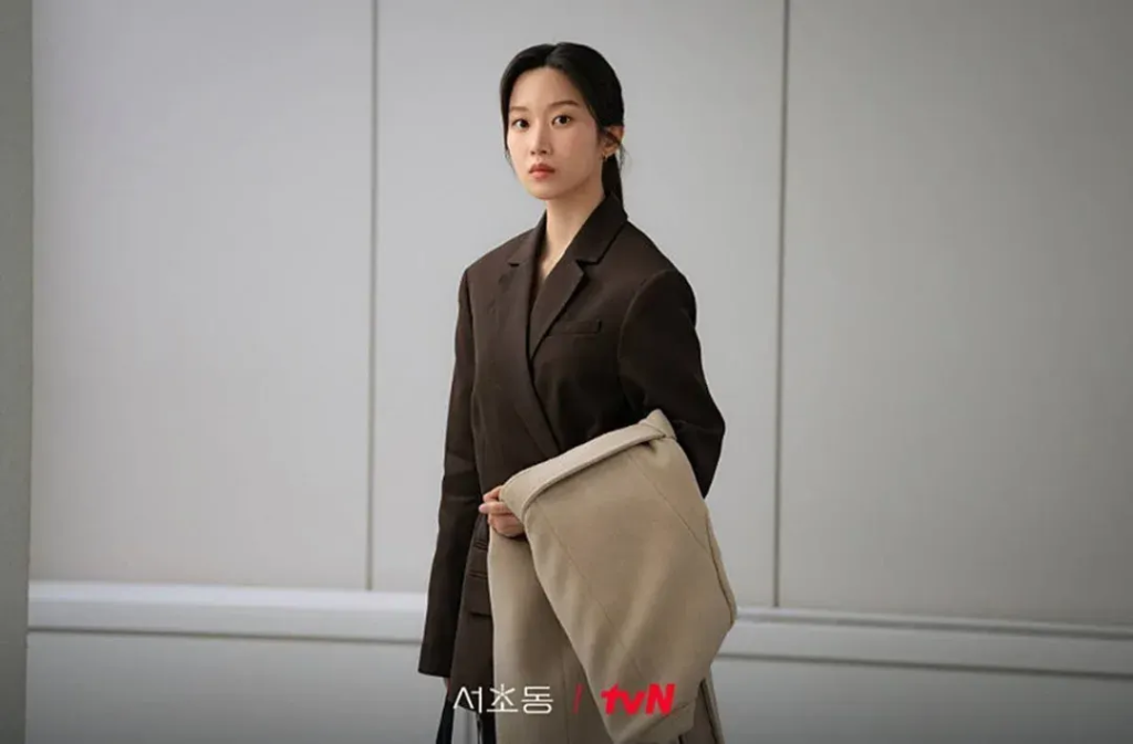 Moon Ga Young hóa nàng công sở thanh lịch trong “Law and the City” nhờ cách phối áo vest blazer nữ tinh tế