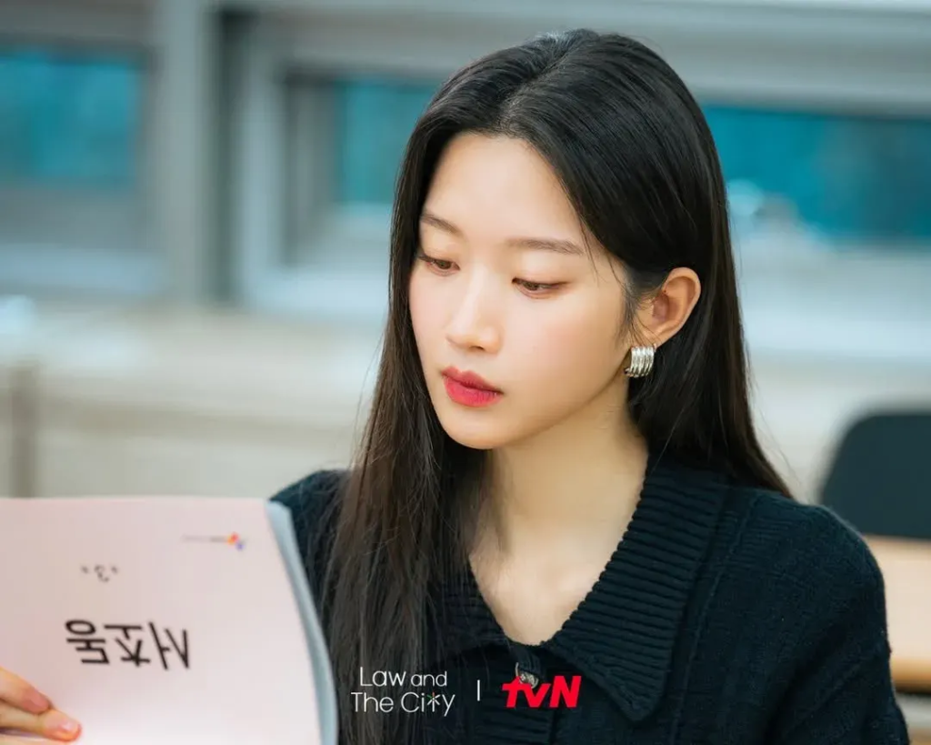Moon Ga Young hóa nàng công sở thanh lịch trong “Law and the City” nhờ cách phối áo vest blazer nữ tinh tế