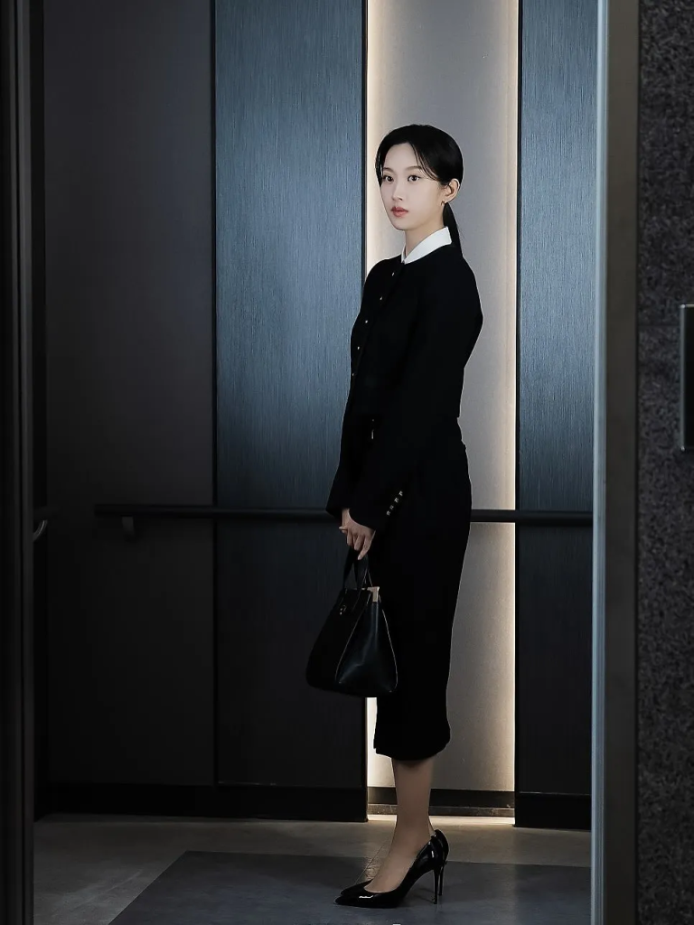Moon Ga Young hóa nàng công sở thanh lịch trong “Law and the City” nhờ cách phối áo vest blazer nữ tinh tế