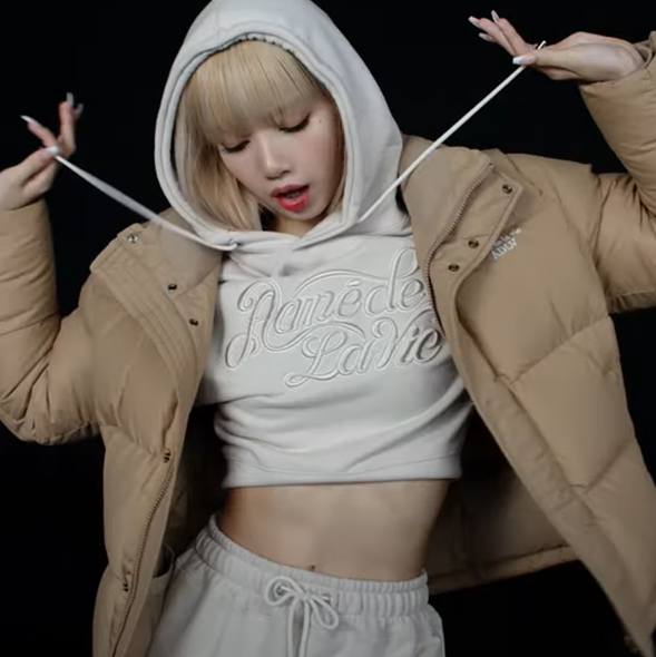 LISA (BLACKPINK). Ảnh: @lalalalisa_m - Học BLACKPINK và các "IT-girl" cách phối áo hoodie ngày trở lạnh