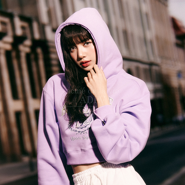 LISA (BLACKPINK). Ảnh: @lalalalisa_m - Học BLACKPINK và các "IT-girl" cách phối áo hoodie ngày trở lạnh