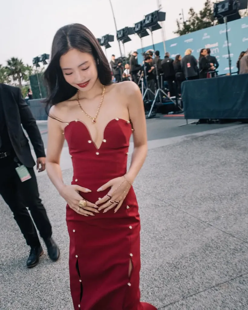 JENNIE (BLACKPINK) tại sự kiện Billboard Women in Music 2025, diễn ra vào ngày 29/3/2025 tại YouTube Theater, Los Angeles.  - JENNIE "mách" bạn các mẫu đầm body dự tiệc dễ mặc, tôn dáng cực đỉnh 