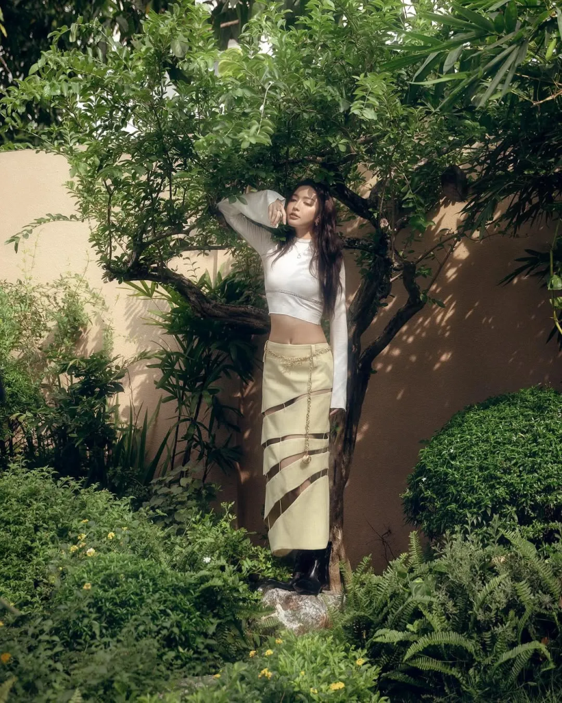 "Em Xinh" Bích Phương. Ảnh: @bichphuongofficial - Học 4 lối phối đồ màu be đẹp như fashionista (Chi Pu, Quỳnh Anh Shyn,...)