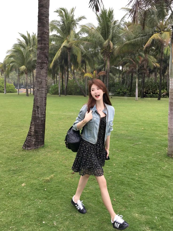 Xu hướng áo khoác denim và váy hoa. Ảnh: internet.