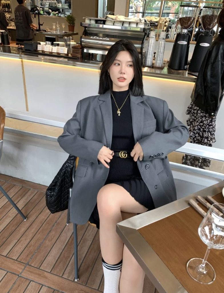 Áo ba lỗ và blazer.