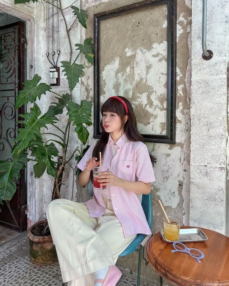 Phối đồ hồng pastel công sở thanh lịch. Ảnh: internet.