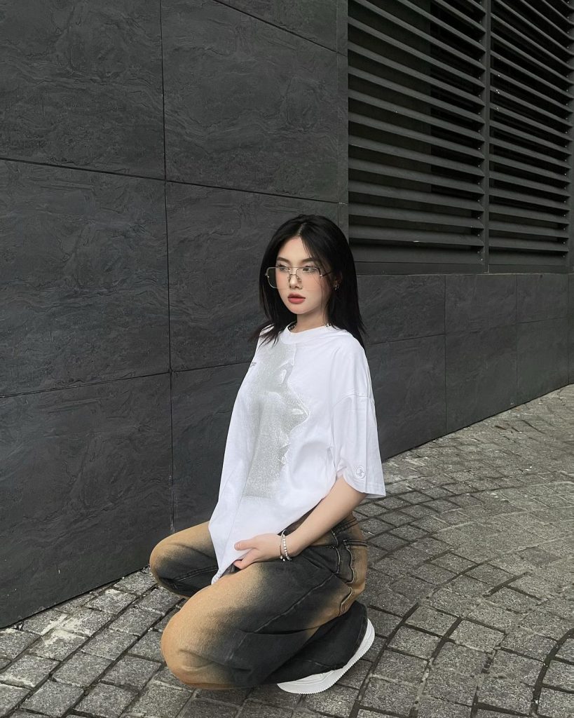 Quần jean áo thun nữ là combo bất bại. Ảnh: internet.