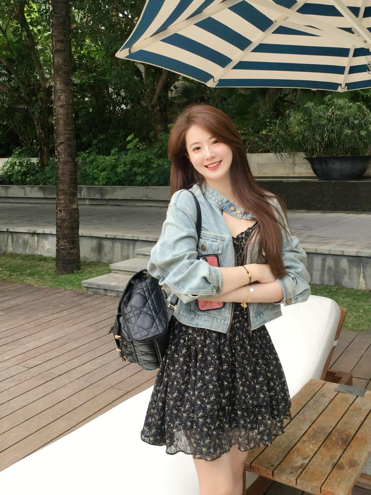 "Hack tuổi" với combo áo khoác denim phối váy hoa