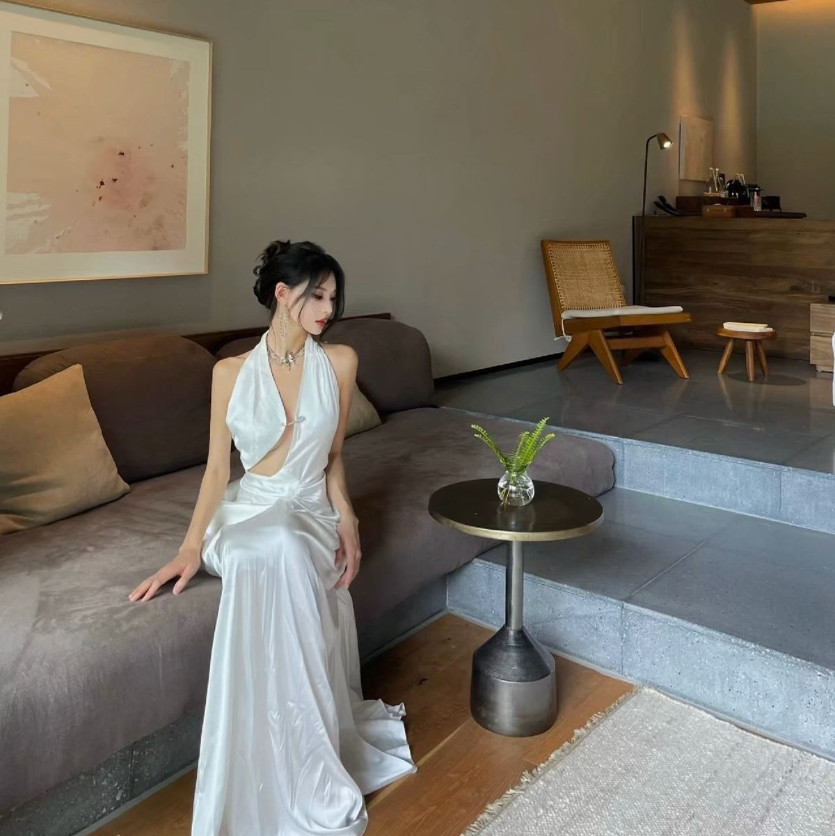 Tips để mặc đầm lụa đẹp hơn