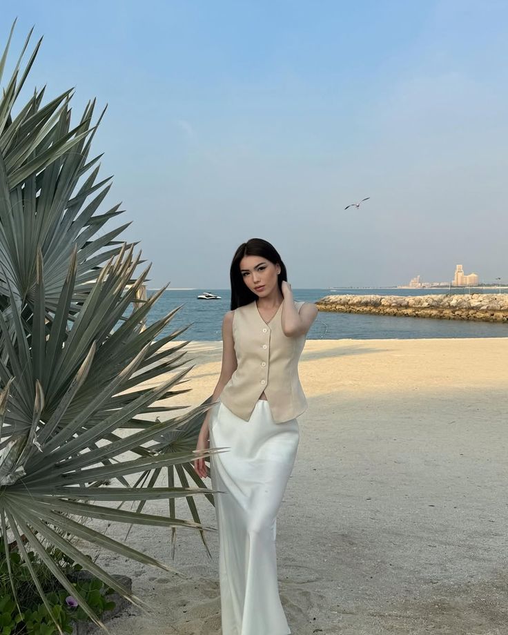 Tips mặc đẹp với chân váy lụa
