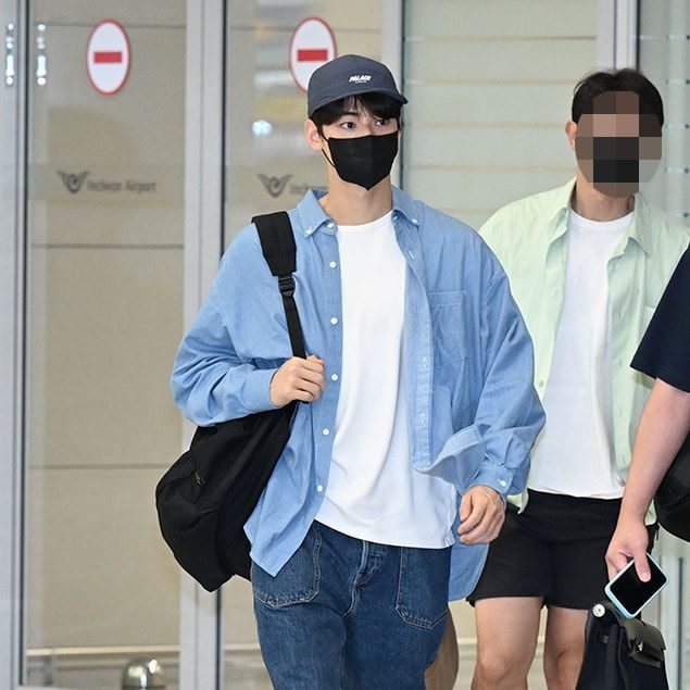 Cha Eun Woo mặc áo sơ mi tay dài và quần jeans