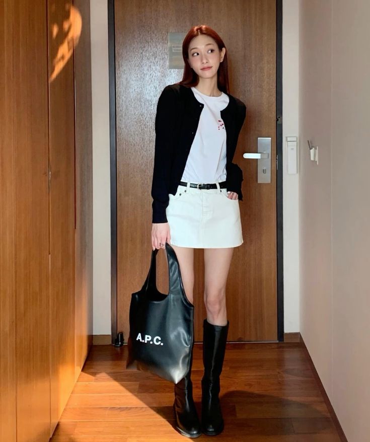 Combo cây trắng và áo cardigan đen.
