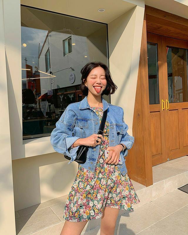 Denim jacket dáng ngắn và váy hoa mini. Ảnh: internet.