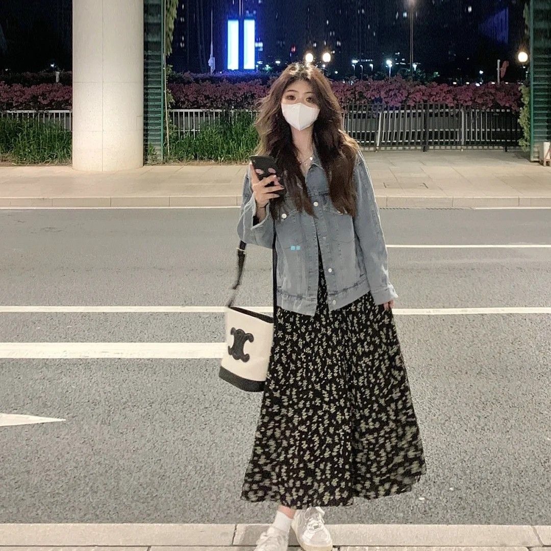 Denim jacket cổ điển và váy hoa midi. Ảnh: internet.