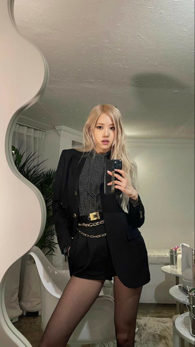 Bí quyết mặc bộ vest nữ công sở tỏa sáng như celeb dự sự kiện