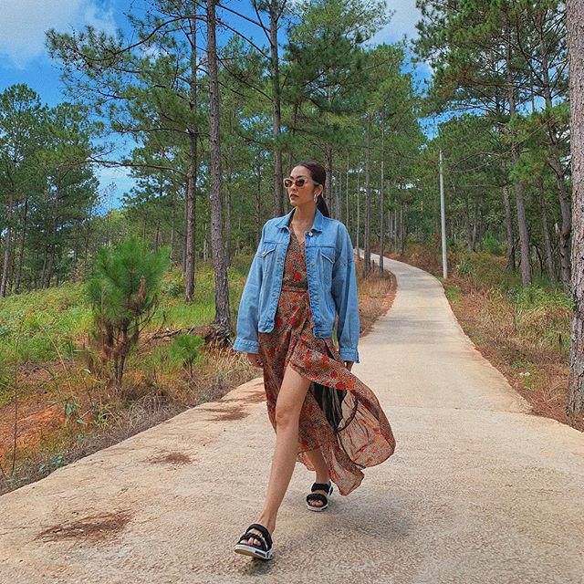 Ngọc nữ Tăng Thanh Hà diện combo khoác jeans và váy hoa đầy cuốn hút. Ảnh: internet.