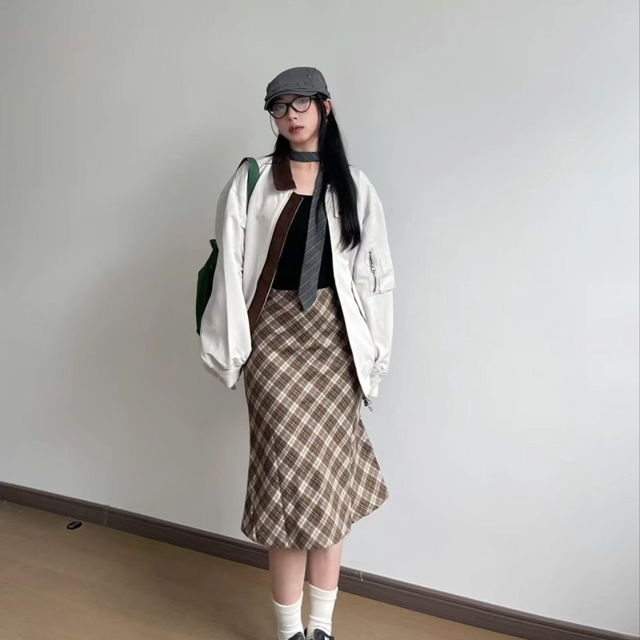 Phối cùng áo khoác hoặc áo blazer. Ảnh: internet.