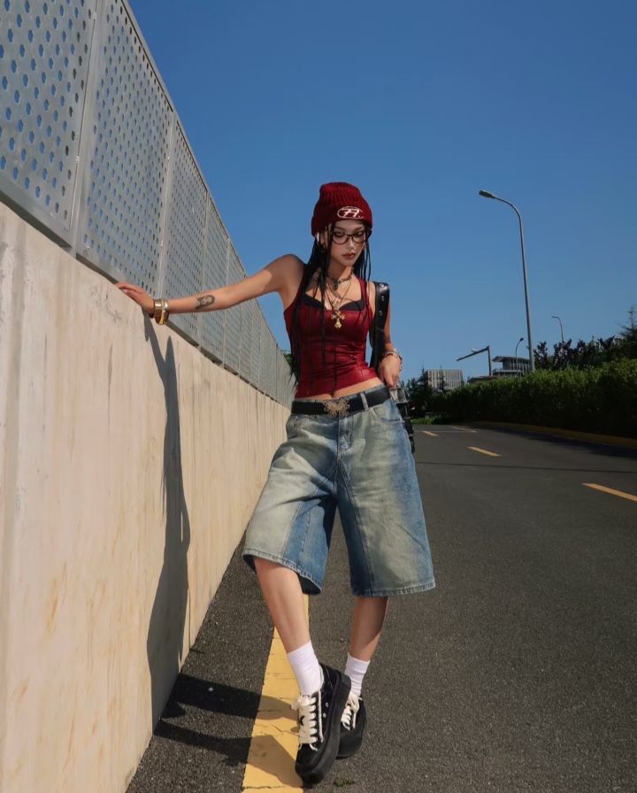 Baggy denim shorts: Biểu tượng streetwear chuẩn Y2K đang gây sốt