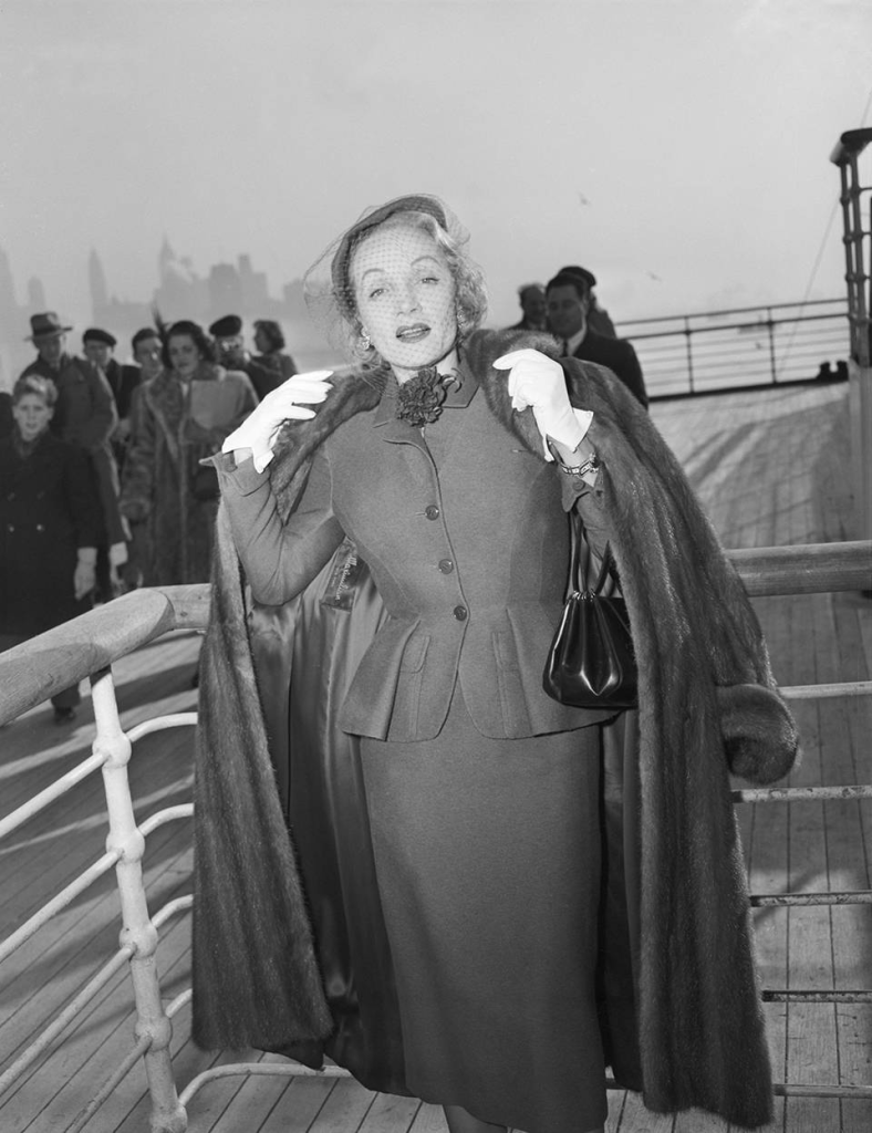 Huyền thoại Hollywood – Marlene Dietrich diện thiết kế sang trọng và cổ điển từ thương hiệu Christian Dior trong chuyến hành trình trên thuyền tại New York vào năm 1950. (Ảnh: Getty Images)