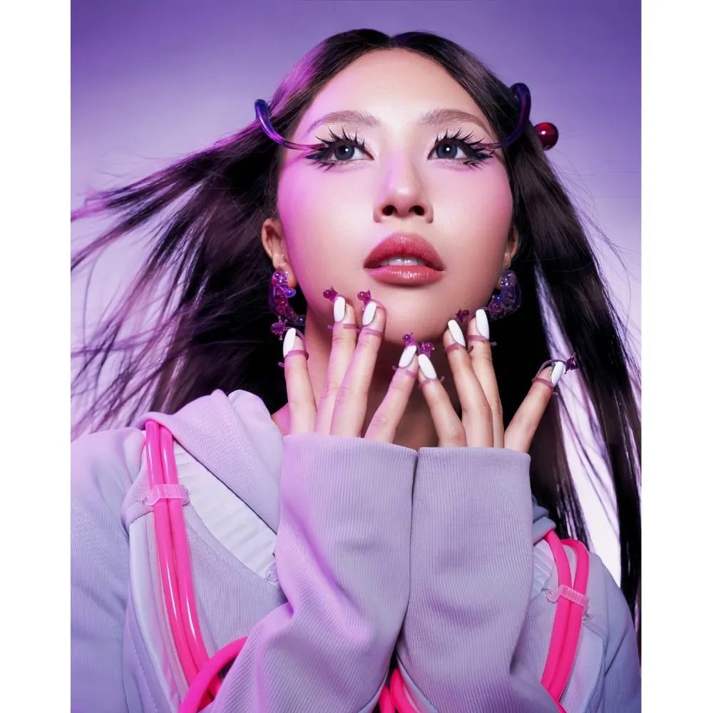 Diện mạo cyberpunk với sắc tím lilac của Quỳnh Anh Shyn tại Em Xinh Say Hi. Ảnh: Instagram @quynhanhshyn_.