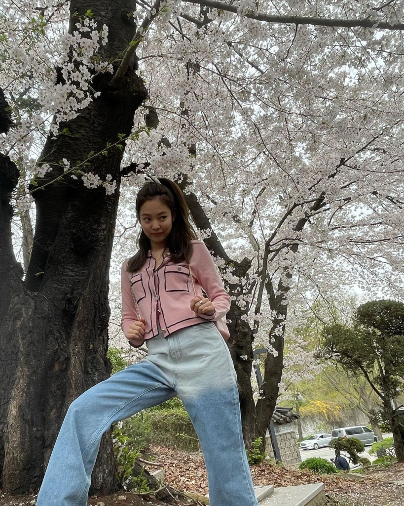 Những lần JENNIE (BLACKPINK) diện quần jeans "washed" cực cá tính. Ảnh: @jennierubyjane