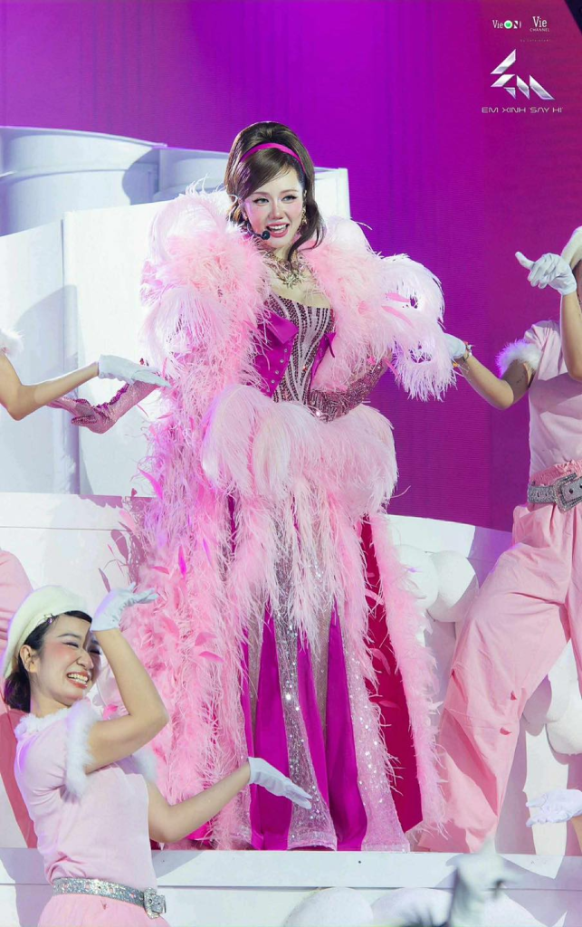 "Em Xinh" Phương Ly trong tiết mục "Vỗ tay". (Ảnh: VieON)