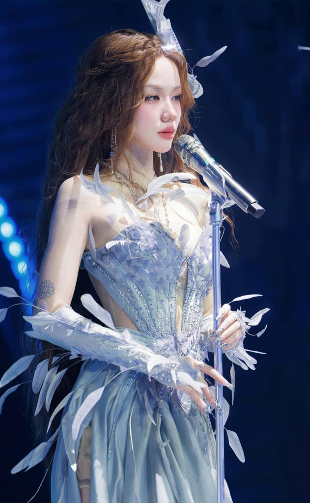 "Em Xinh" Phương Ly trong tiết mục "Cứ đổ tại cơn mưa". (Ảnh: VieON)