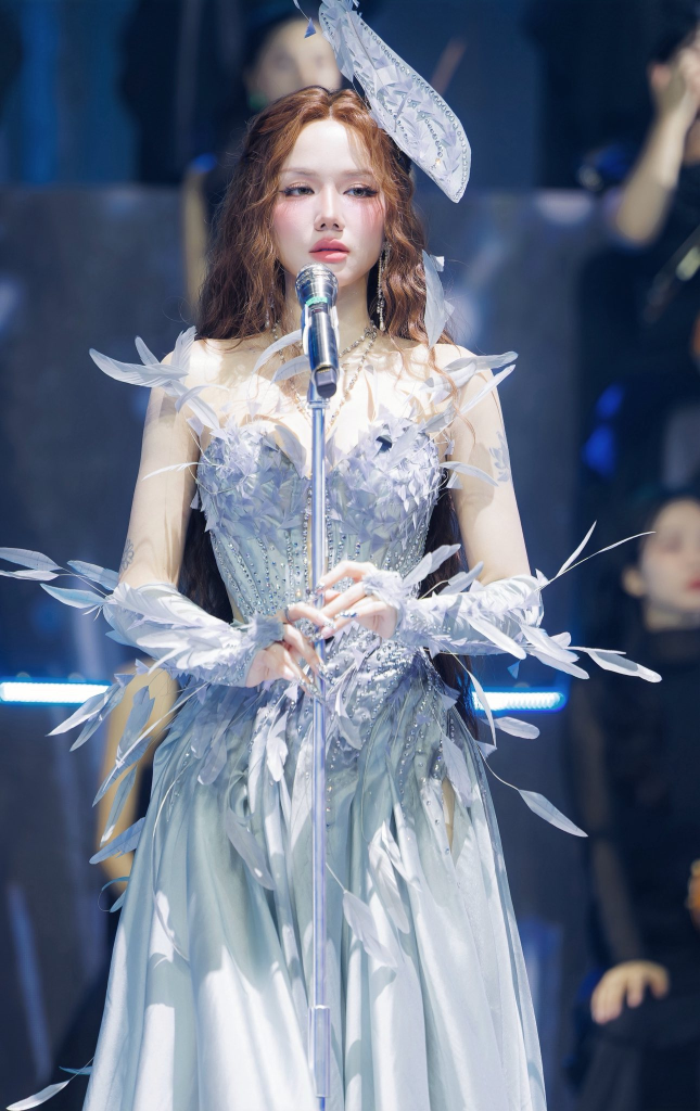 "Em Xinh" Phương Ly trong tiết mục "Cứ đổ tại cơn mưa". (Ảnh: VieON)