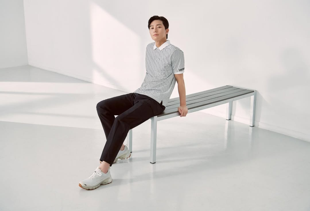Park Seo Joon. Ảnh: Instagram @bn_sj2013 - Phong là gì? Cách phối áo polo nam chuẩn Preppy như các "nam thần" quốc tế