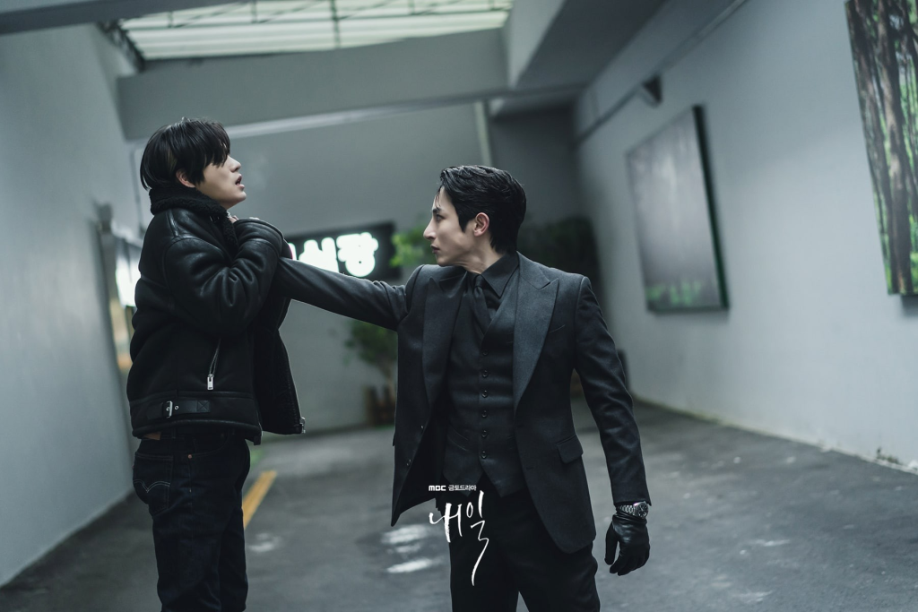 Lee Soo Hyuk – Sắc lạnh với phong cách all-black trong “Tomorrow”