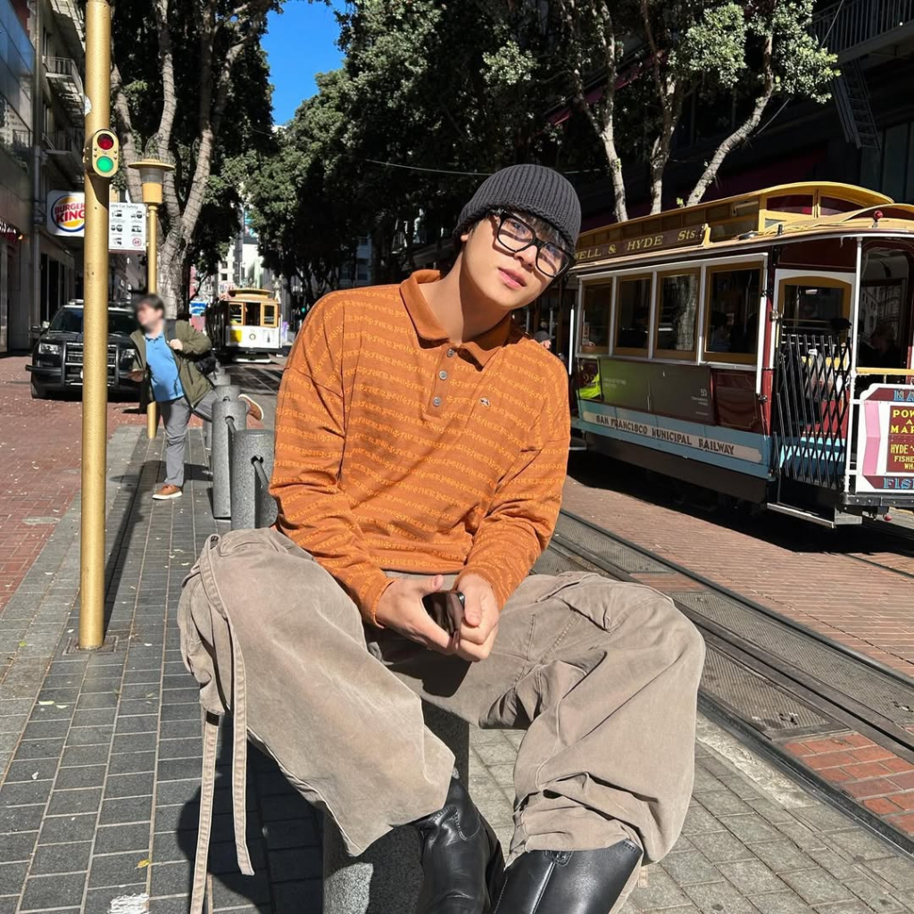 Mingyu (SEVENTEEN). Ảnh: Instagram @min9yu_k - Phong là gì? Cách phối áo polo nam chuẩn Preppy như các "nam thần" quốc tế