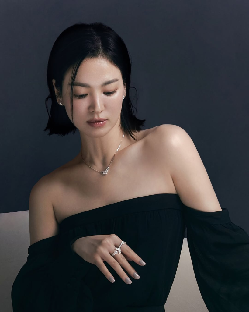 Song Hye Kyo cùng những bản phối màu trung tính đúng chuẩn quý cô thanh lịch