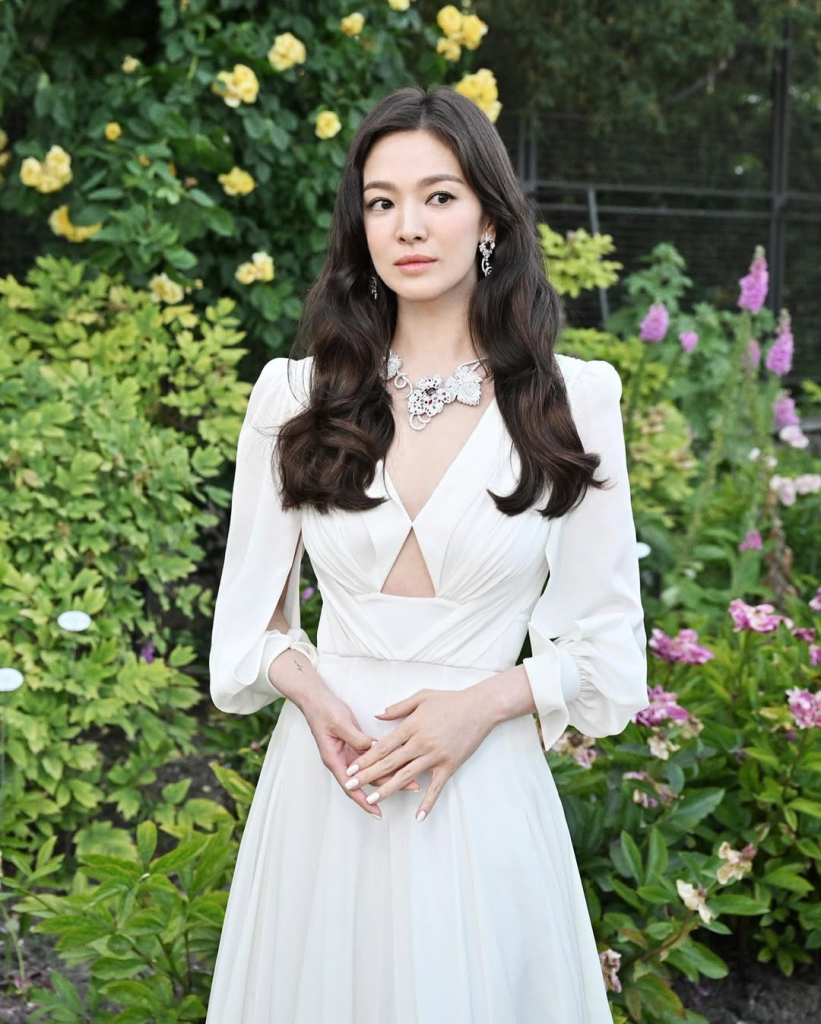 Song Hye Kyo cùng những bản phối màu trung tính đúng chuẩn quý cô thanh lịch