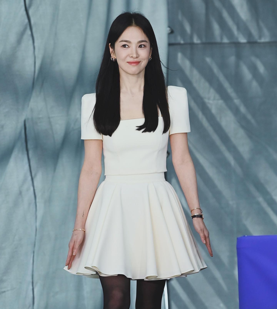 Song Hye Kyo cùng những bản phối màu trung tính đúng chuẩn quý cô thanh lịch