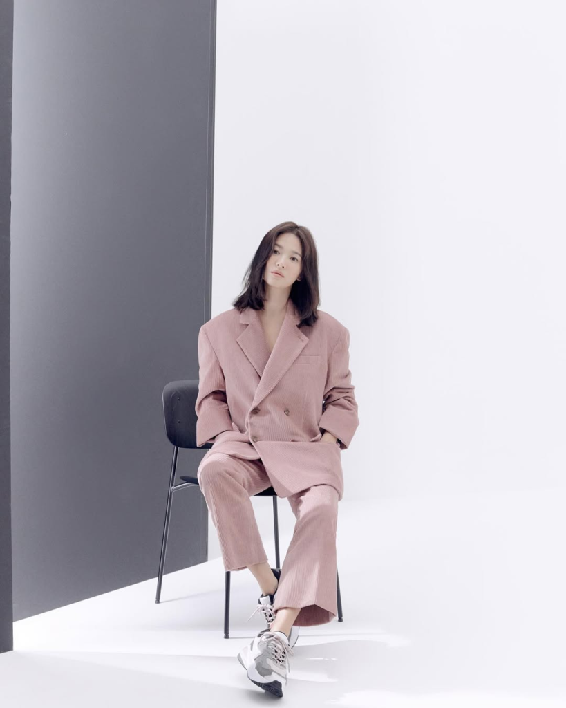 Song Hye Kyo cùng những bản phối màu trung tính đúng chuẩn quý cô thanh lịch