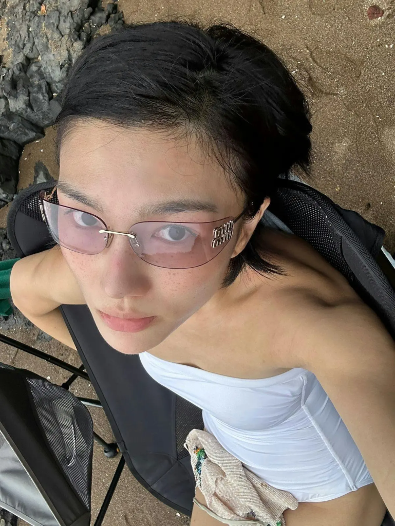 Tổng hợp kiểu kính thời trang cho ngày mặt mộc vẫn xinh chuẩn style "Clean girl"