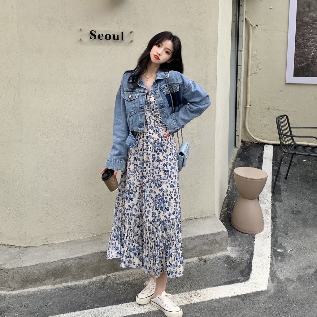 Tính linh hoạt khiến outfit denim và váy hoa luôn nằm trong danh sách must-have của phái đẹp. Ảnh: internet.