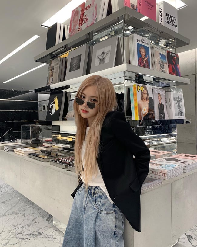 Hóa nữ tổng tài Rosé (BLACKPINK) với cách phối áo vest với quần jean nữ