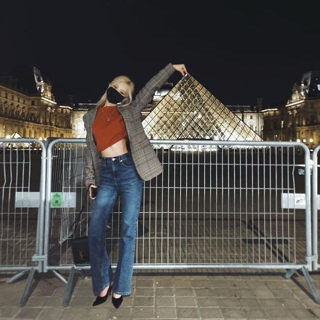 Cách phối áo blazer với quần jean nữ chuẩn style Rosé