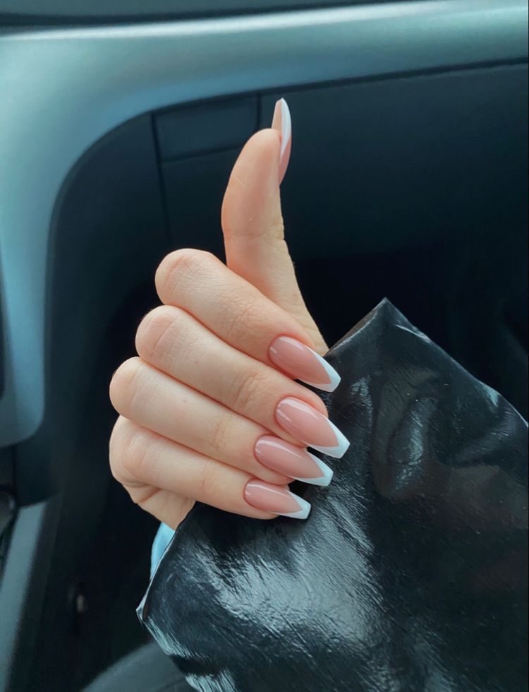 Diagonal French nails. Ảnh: internet.